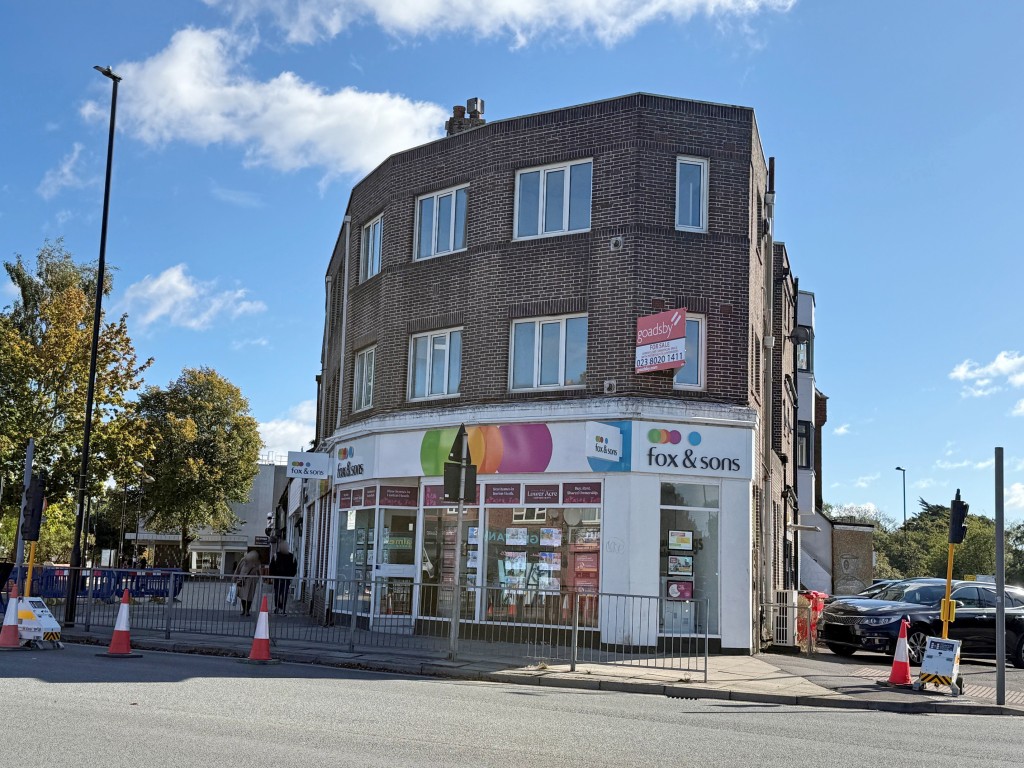 Lot: 84 - FREEHOLD INVESTMENT WITH UPPER FLOORS FOR DEVELOPMENT - Side on angle of the building